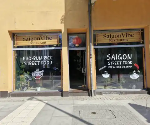 Witryny lokalu Saigon Vibe w żółtej kamienicy
