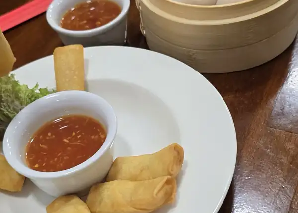 Sajgonki z sosem chili i pierożki z krewetkami w bambusowym koszyczku